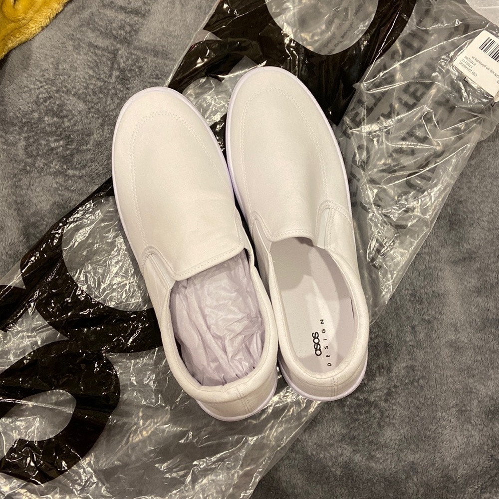 Men’s white canvas slip on shoes